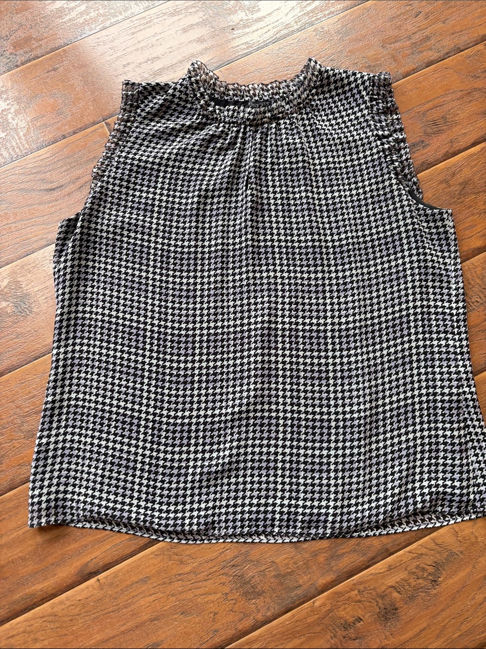 White House Black Market Black & White Houndstooth Sleeveless Top
